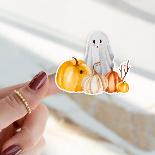 Person hält Sticker Halloween mit handgemaltem Gespenst und Kürbis, hochwertiges Vinyl, ideal für Bullet Journals oder Laptops. Perfekt für Halloween-Liebhaber.