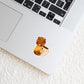Sticker Bär & Kaffee auf Laptop, zeigt handgemalten Teddy mit Kaffeetasse. Hochwertiger Vinyl-Sticker, ideal für individuelle Gestaltung von Geräten oder Notizbüchern.