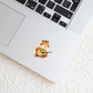 Sticker Fuchs & Gitarre auf Laptop; ein handgemalter Vinyl-Aufkleber eines Fuchses mit Gitarre, ideal zur Personalisierung von Laptops oder Notizbüchern.