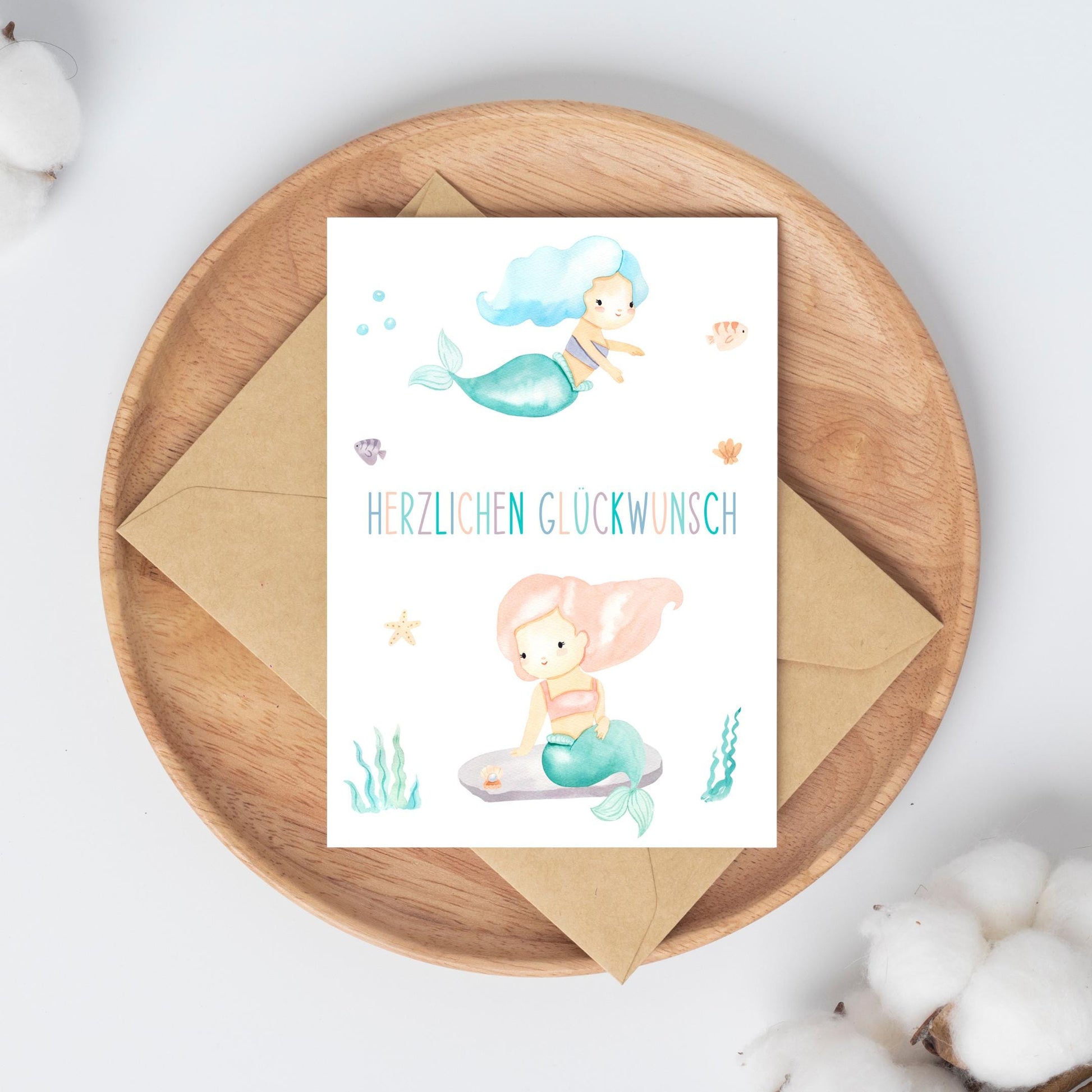 Karte Kindergeburtstag Meerjungfrauen auf Teller. Handgemalte Meerjungfrauen, Schriftzug Herzlichen Glückwunsch, auf hochwertigem 300g Naturpapier, Größe A6. Rückseite beschreibbar.