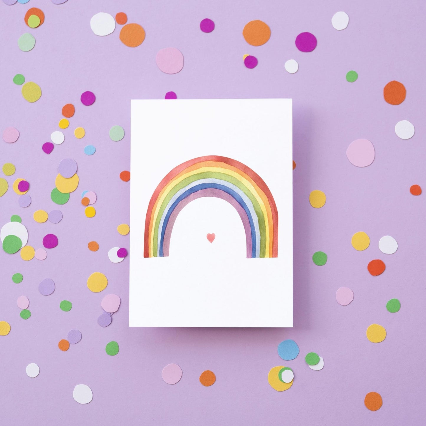 Postkarte Karte Regenbogen mit Herz A6, zeigt einen bunten Regenbogen. Gedruckt auf hochwertigem, mattem Naturpapier, beschreibbare Rückseite. Maße: 10,5 x 14,8 cm.