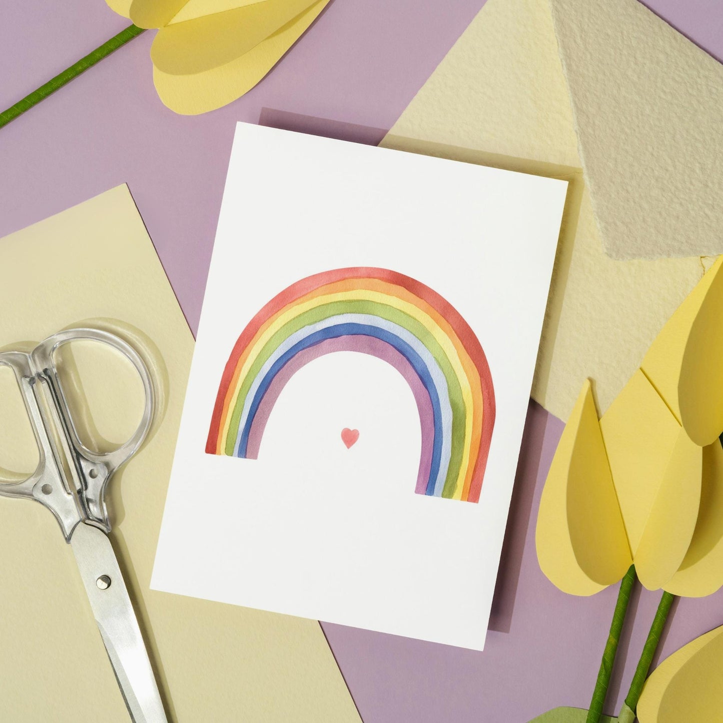 Postkarte Karte Regenbogen mit Herz A6, zeigt einen bunten Regenbogen, gedruckt auf mattem Naturpapier, Größe A6, beschreibbare Rückseite.