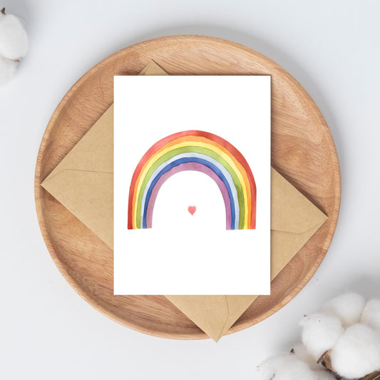 Postkarte Karte Regenbogen mit Herz A6, zeigt einen bunten Regenbogen, ideal für Glückwünsche. Gedruckt auf hochwertigem, mattem 300g Naturpapier, A6-Größe.