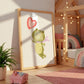 Poster Frosch & Ballon A3 & A4: Ein fröhliches Frosch-Design auf hochwertigem 300g Naturpapier, ideal für Kinderzimmer. Ohne Rahmen aufhängbar.