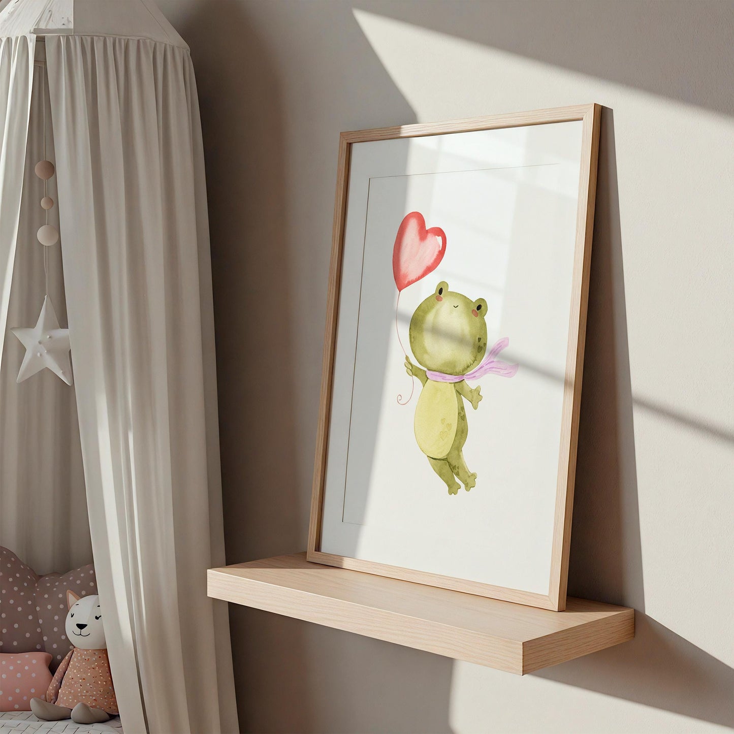 Poster Frosch & Ballon A3 & A4, zeigt einen fröhlichen Frosch mit Ballon. Gedruckt auf mattem 300g Naturpapier, ideal für Kinderzimmer.