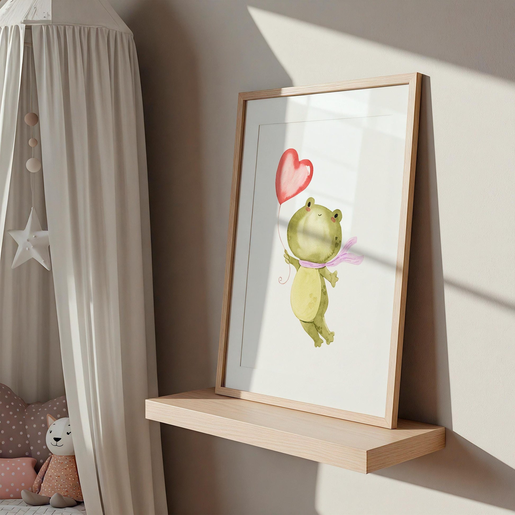 Poster Frosch & Ballon A3 & A4, zeigt einen fröhlichen Frosch mit Ballon. Gedruckt auf mattem 300g Naturpapier, ideal für Kinderzimmer.
