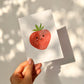 Postkarte Erdbeere A6 mit süßem Erdbeer-Motiv, gedruckt auf stabilem 300g Naturpapier, ideal für Grüße oder als Dekoration.