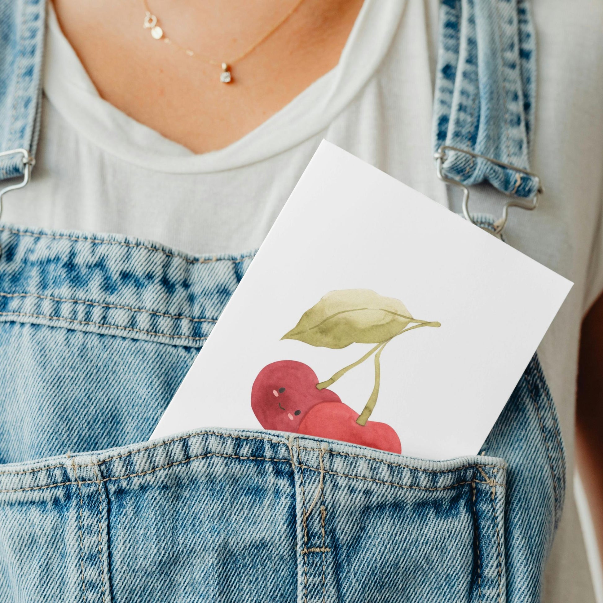 Postkarte Kirschen A6 auf hochwertigem, mattem Naturpapier. Zeigt süße Kirschen, perfekt für sommerliche Grüße oder als Dekoration. Rückseite beschreibbar, ohne Umschlag.