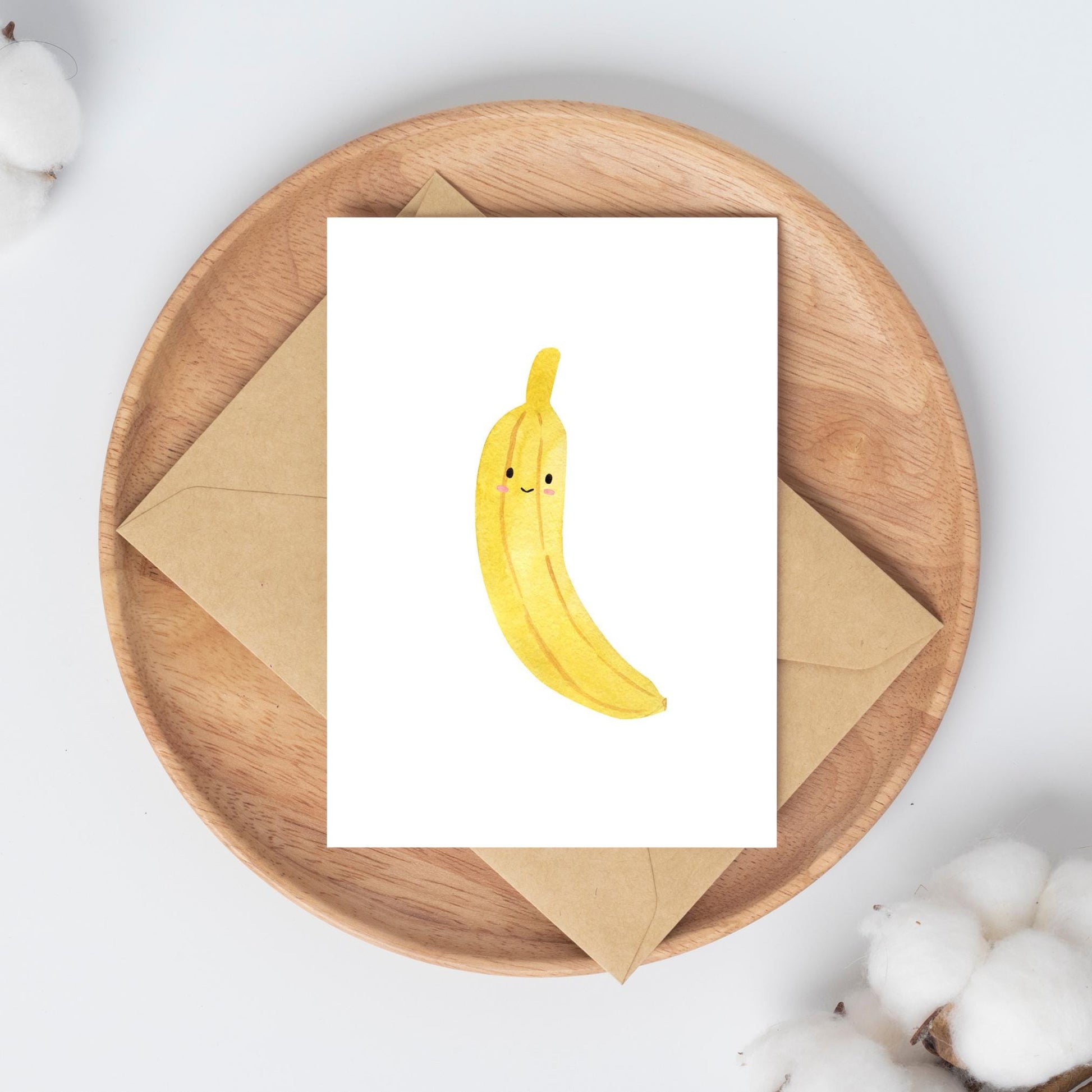 Karte Banane A6, Postkarte mit niedlichem Bananenmotiv auf hochwertigem, mattem Naturpapier. Rückseite beschreibbar. Größe A6, ideal für Grüße oder Dekoration.