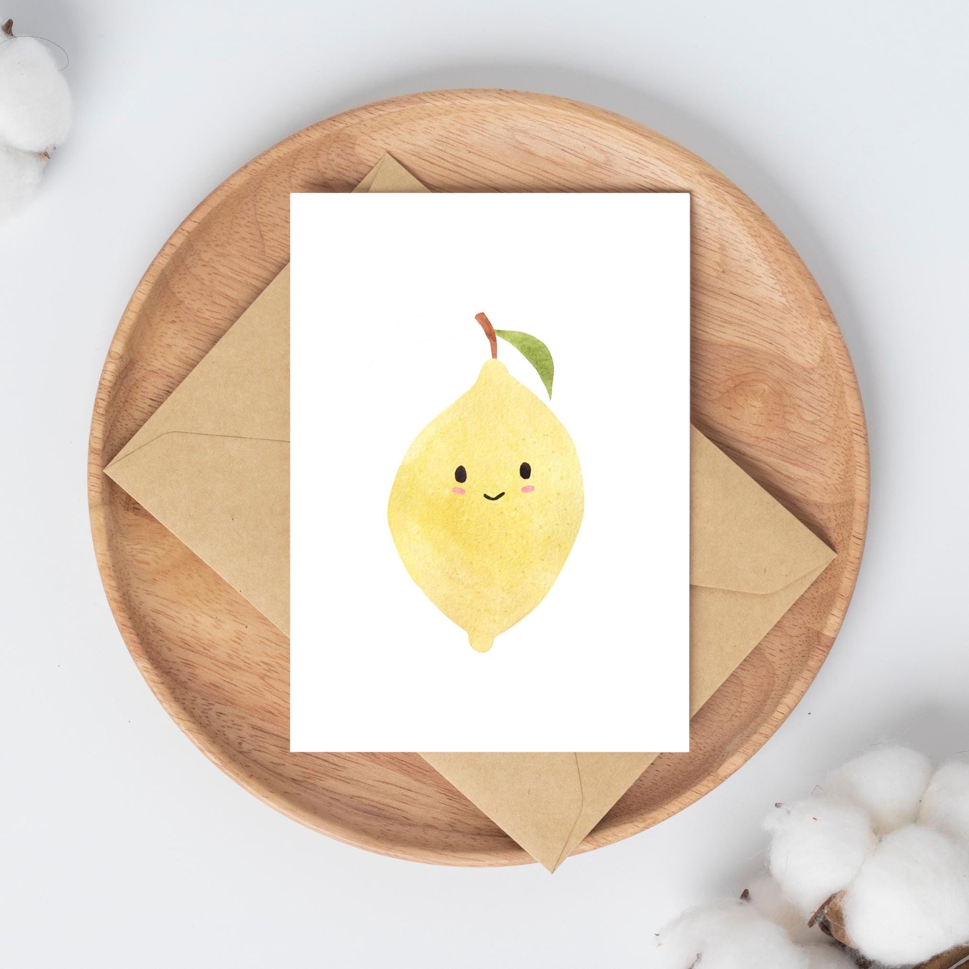 Postkarte Zitrone A6 aus 300g Naturpapier, matt. Zeigt eine süße Zitrone, ideal für Grüße, Geburtstage oder Dekoration. Rückseite beschreibbar. Größe: 14,8 x 10,5 cm.