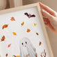 Poster Halloween Gespenst & Kürbis A5, A4 & A3: Süßes Geistermotiv mit Herbstblättern, Fledermaus und Spinnennetz, ideal für Kinderzimmer oder Halloween-Deko.