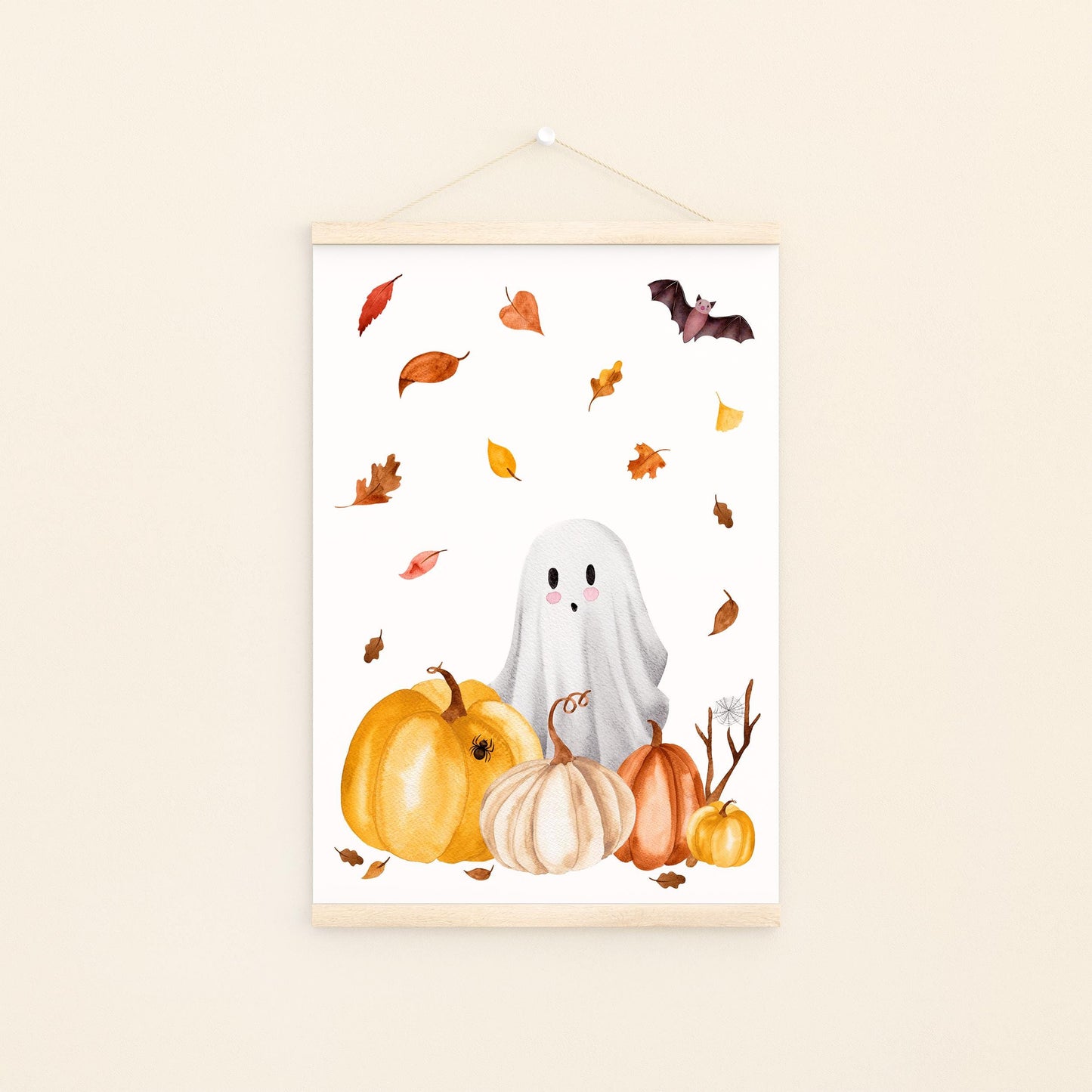 Poster Halloween Gespenst & Kürbis A5, A4 & A3 zeigt ein süßes Geistermotiv mit Kürbissen, Fledermaus, Spinne und Herbstblättern in Aquarellstil, eingerahmt mit Holzleisten.