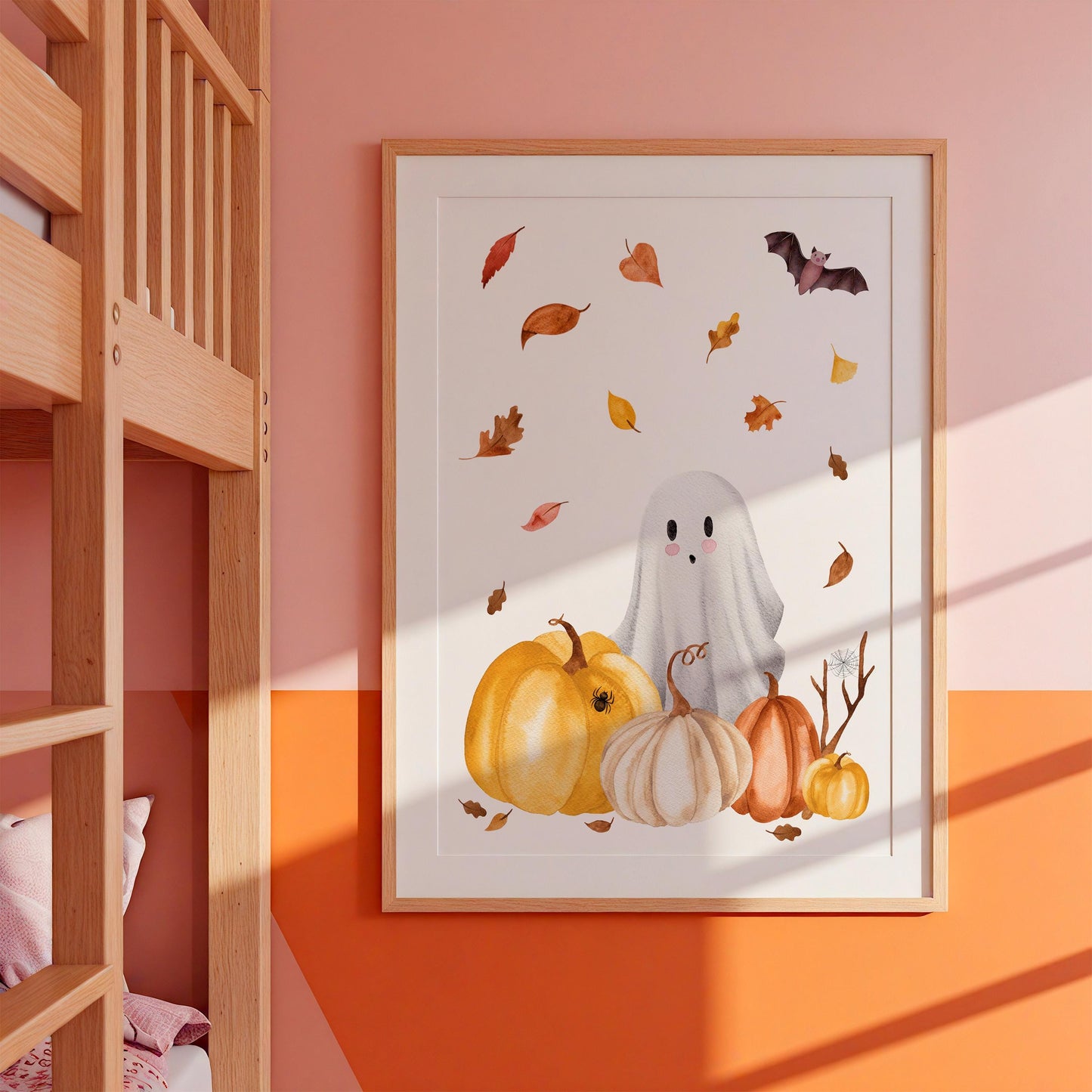 Poster Halloween Gespenst & Kürbis A5, A4 & A3 zeigt ein schüchternes Gespenst hinter Kürbissen, umgeben von Herbstblättern und Fledermaus. Perfekt für Kinderzimmer.