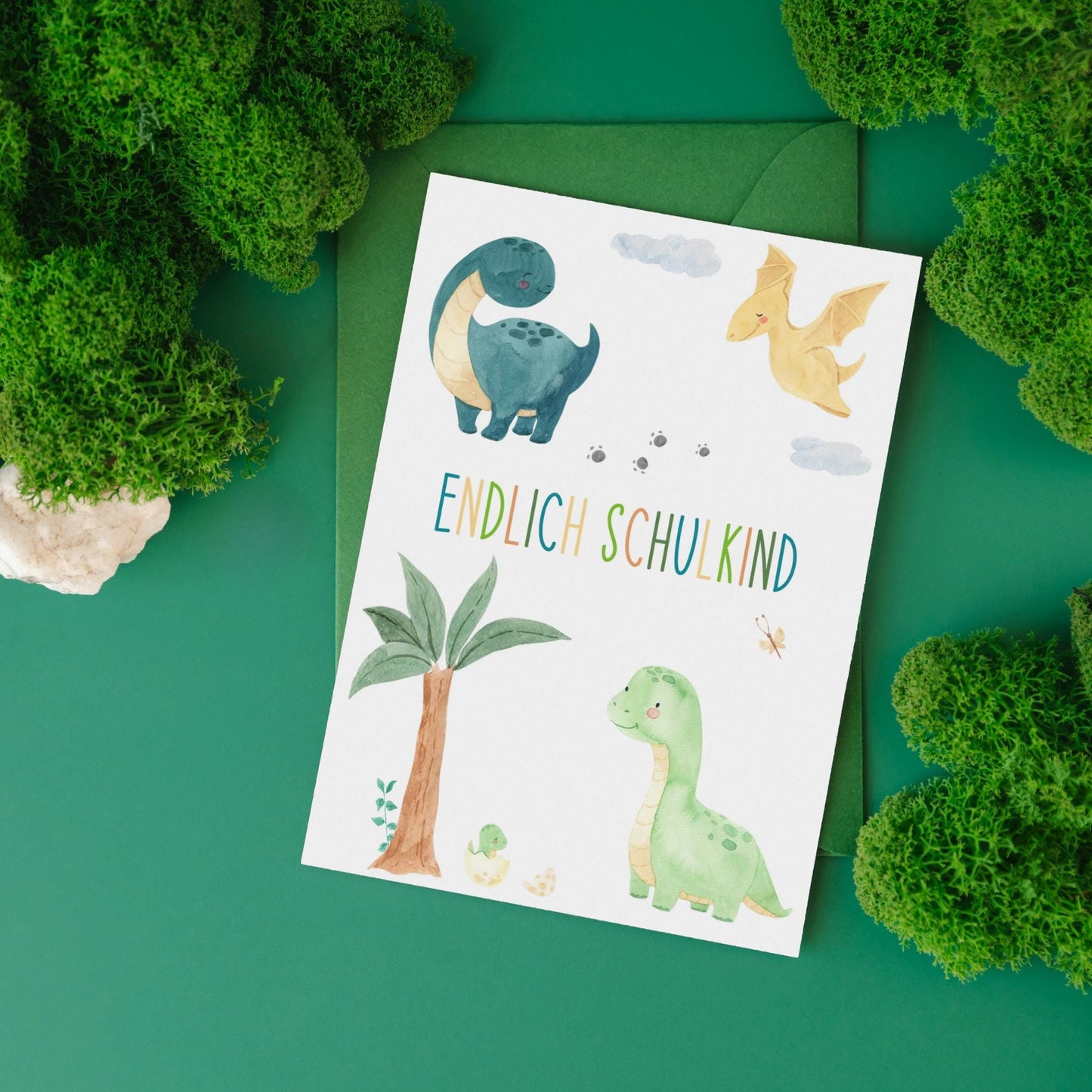 Karte Endlich Schulkind Dinosaurier A6 mit süßen Dinosaurier-Illustrationen und Schriftzug, ideal für Schulanlass. Gedruckt auf hochwertigem, stabilem, beschreibbarem Naturpapier.