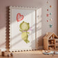 Poster Frosch & Ballon A3 & A4 zeigt einen fröhlichen Frosch mit Ballon, ideal für Kinderzimmer. Gedruckt auf hochwertigem, mattem 300g Naturpapier, rahmenlos aufhängbar.