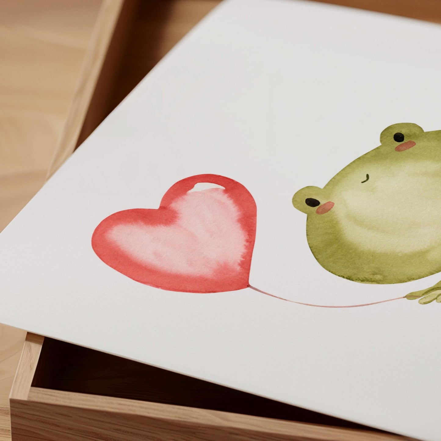 Poster Frosch & Ballon A3 & A4 zeigt einen niedlichen Frosch mit Ballon, perfekt für Kinderzimmer, auf hochwertigem, stabilem 300g Naturpapier gedruckt.