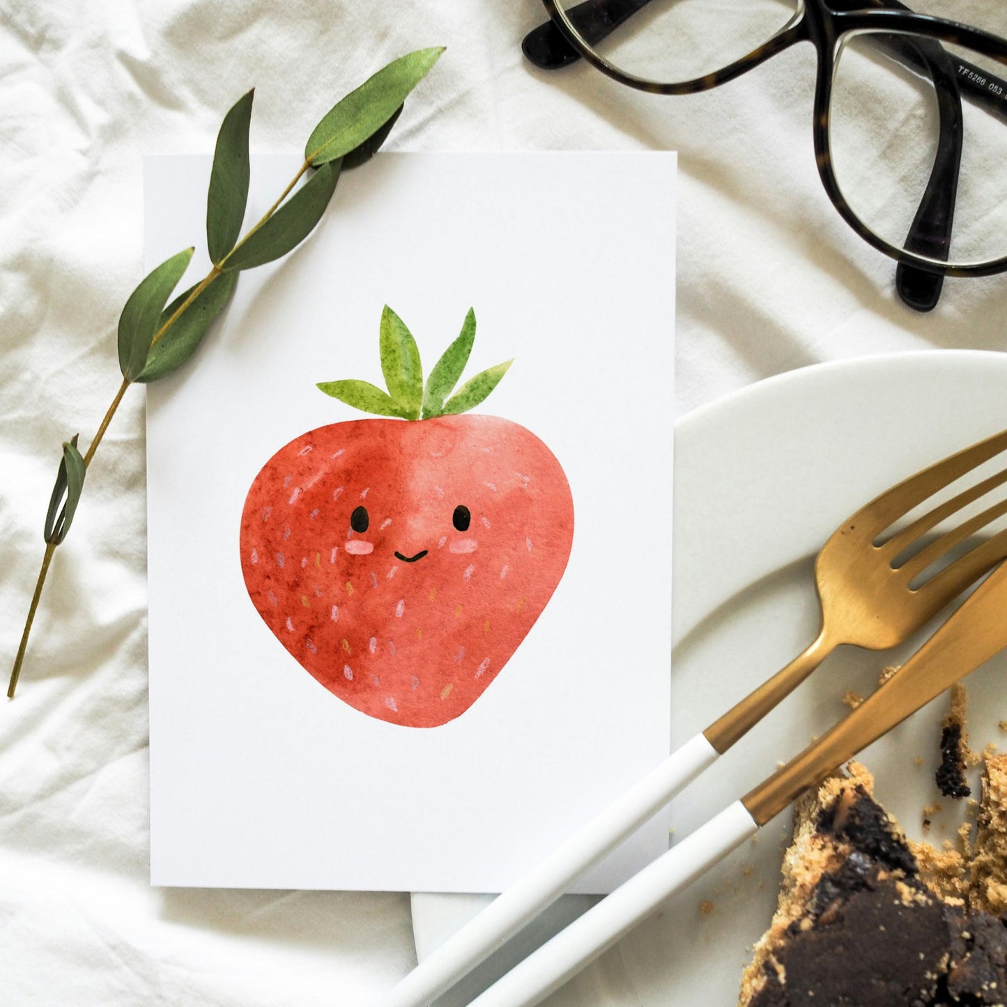 Postkarte Karte Erdbeere A6 mit Erdbeer-Design, gedruckt auf mattes 300g Naturpapier. Ideal für Grüße oder als Dekoration. Rückseite beschreibbar. Größe A6.