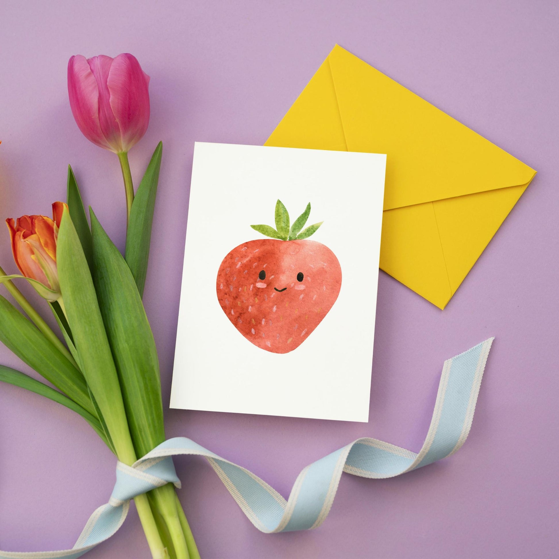 Postkarte Karte Erdbeere A6 mit süßem Erdbeer-Motiv, gedruckt auf hochwertigem 300g Naturpapier. Perfekt für Grüße oder Dekoration, rückseitig beschreibbar.