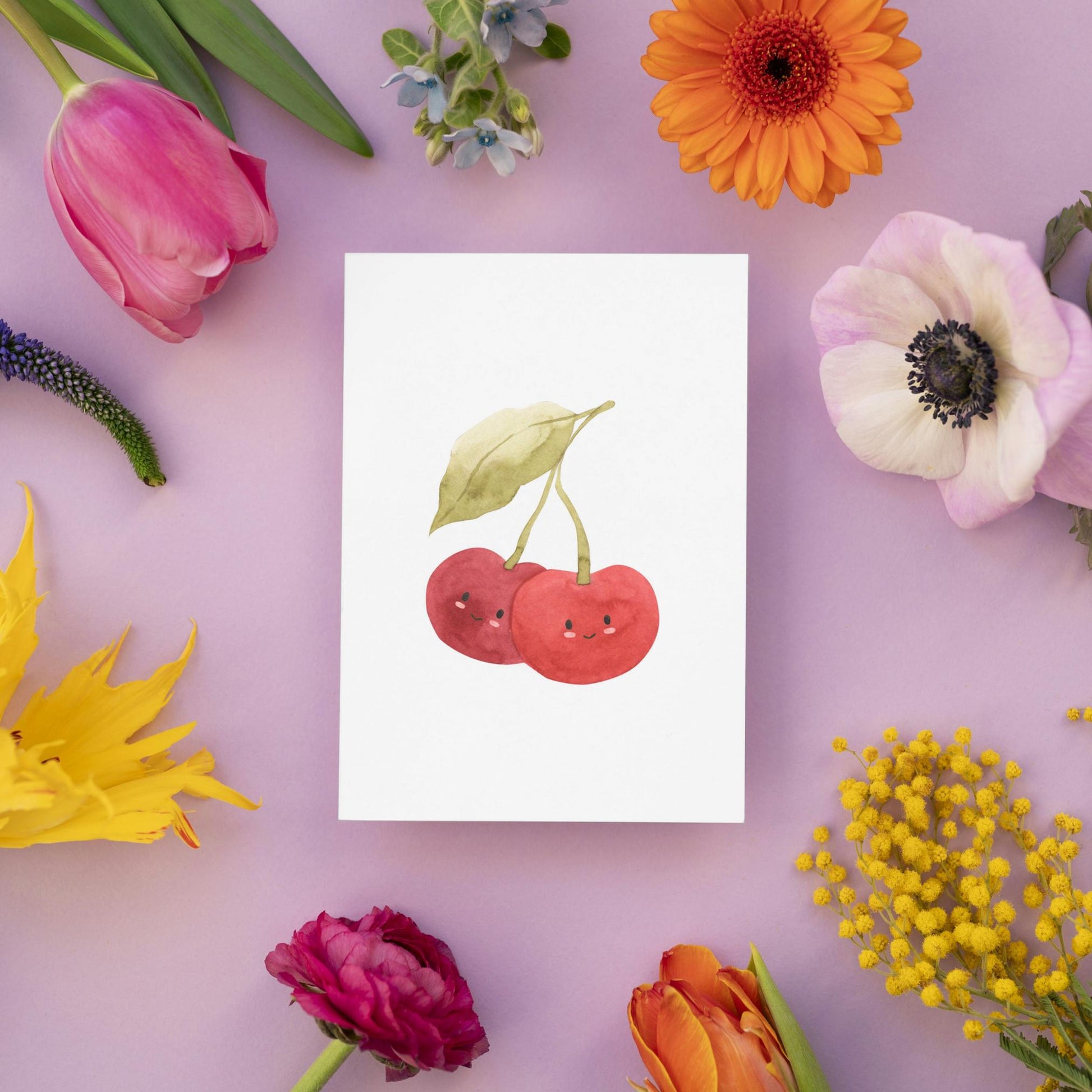 Postkarte Kirschen A6 auf hochwertigem, mattem Naturpapier mit beschreibbarer Rückseite, ideal für Sommergrüße, Glückwünsche oder als dekoratives Element.