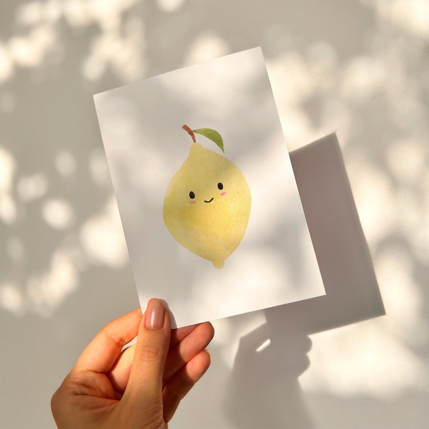 Postkarte Karte Zitrone A6 mit süßem Zitronenmotiv auf hochwertigem, mattem 300g Naturpapier, geeignet für Grüße oder Dekoration. Rückseite ist beschreibbar.