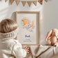 Geburtsposter Astronaut personalisiert mit Noah und Geburtsdaten, zeigt Aquarell-Fuchs im Raumanzug, umgeben von pastellfarbener Kinderzimmerdekoration und einem Plüschelefanten.