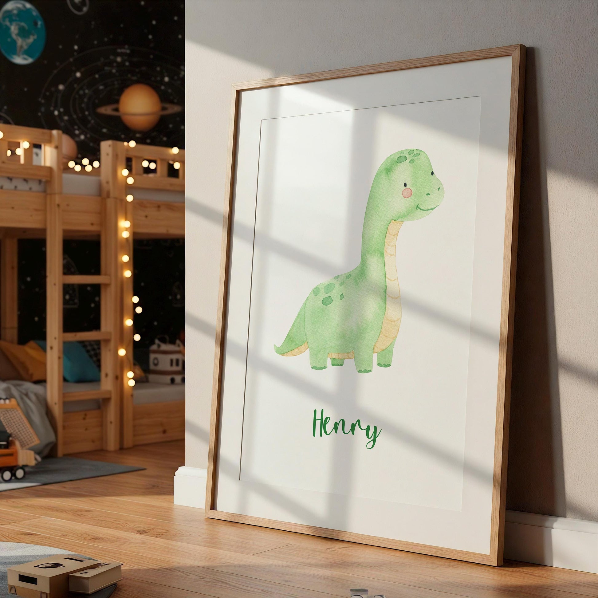 Geburtsposter Dino personalisiert zeigt einen grünen Dinosaurier mit dem Namen Henry im Kinderzimmer, ideal als individuelles Geschenk oder Dekoration.