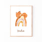Geburtsposter Fuchs auf Regenbogen personalisiert: Aquarellillustration eines schlafenden Fuchses auf Regenbogen mit Name Emilia, im schmalen Holzrahmen, auf weißem Hintergrund.