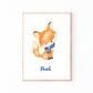 Gerahmtes Geburtsposter Fuchs personalisiert: Aquarellillustration eines kleinen Fuchses mit blauer Schal, darunter der Name Noah in blauer Schrift, ideale Kinderzimmerdekoration.