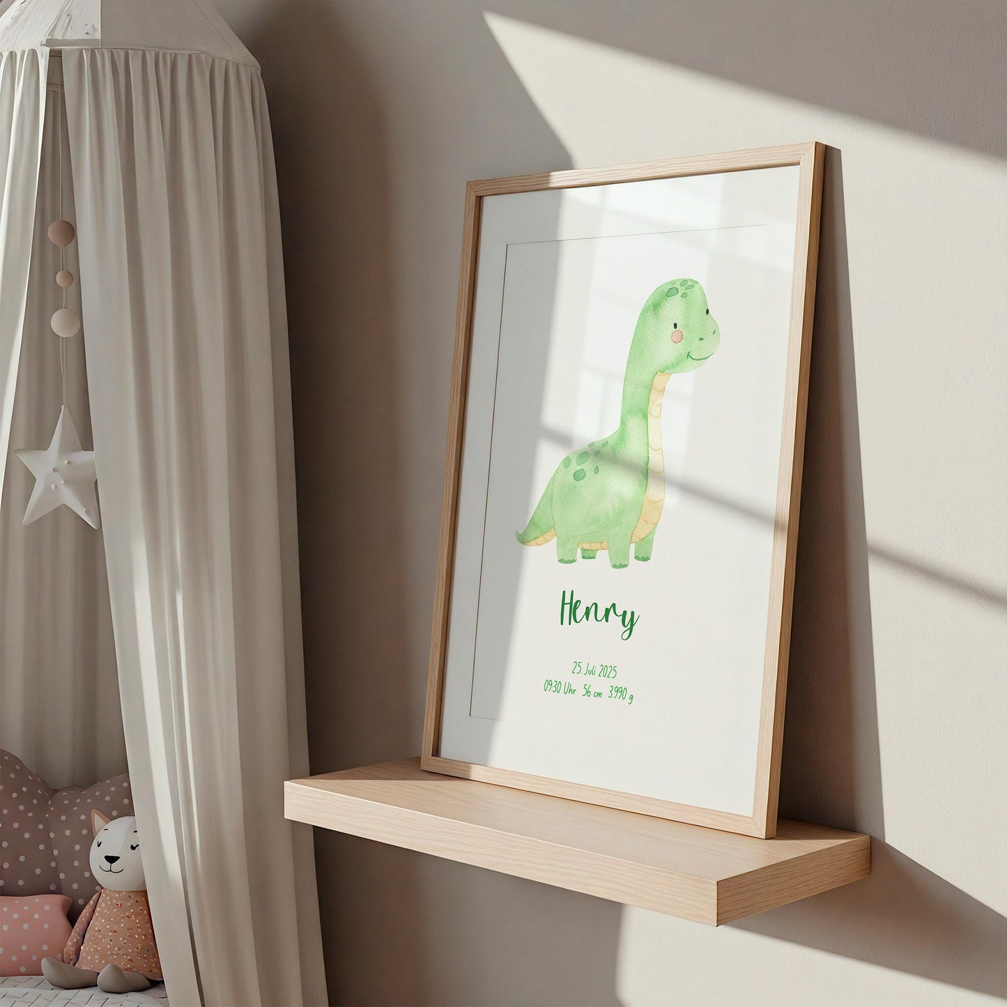 Geburtsposter Dino personalisiert auf Holzregal, zeigt grünen Dinosaurier mit Name Henry und Geburtsdetails. Perfekt für Kinderzimmer-Dekoration, umgeben von gemütlichem, skandinavischem Ambiente.