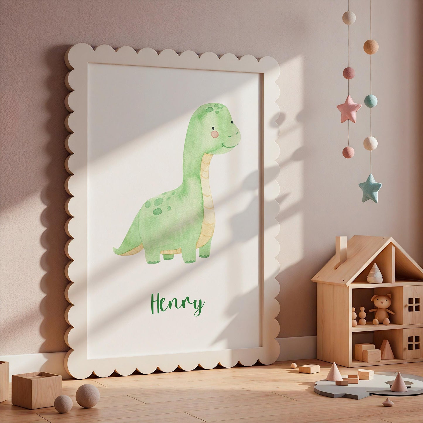 Geburtsposter Dino personalisiert zeigt einen grünen Dinosaurier im weißen Rahmen, umgeben von Holzspielzeug. Ideal als individuelles Kinderzimmergeschenk mit Namen und Geburtsdaten.