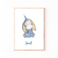 Geburtsposter Esel personalisiert: Aquarell-Illustration eines grauen Hasen in blauer Latzhose mit Partyhut, darunter steht „Emil“. Ideal für Kinderzimmerdekoration.