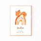Geburtsposter Fuchs auf Regenbogen personalisiert zeigt schlafenden Fuchs auf Regenbogen, darunter Name Emilia und Geburtsdetails, ideal für Kinderzimmer-Dekor.