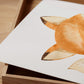 Geburtsposter Fuchs personalisiert: Nahaufnahme eines Aquarells auf Papier, das einen Fuchskopf zeigt, auf einem Holztablett liegend, perfekt für Kinderzimmerdeko.
