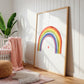 Poster Regenbogen A3, A4 & A5, handgemaltes Bild eines Regenbogens mit Herz, lehnt an der Wand eines liebevoll eingerichteten Kinderzimmers mit Krippe und Dekoration.