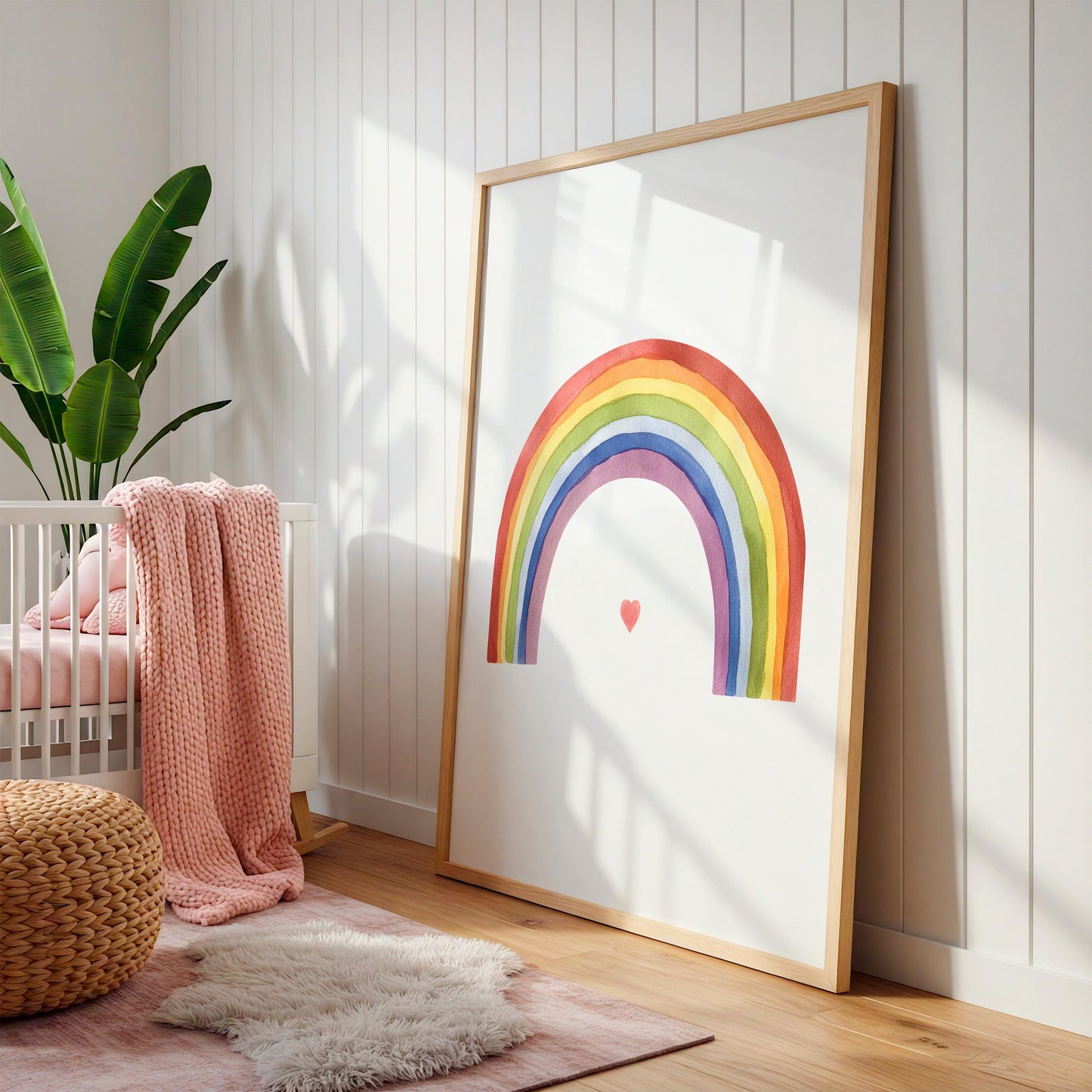 Poster Regenbogen A3, A4 & A5, handgemaltes Bild eines Regenbogens mit Herz, lehnt an der Wand eines liebevoll eingerichteten Kinderzimmers mit Krippe und Dekoration.