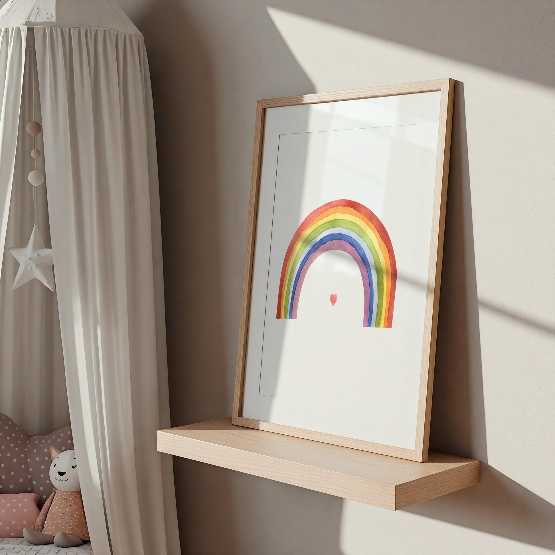 Poster Regenbogen A3, A4 & A5: Ein handgemaltes Bild mit Regenbogen und Herz, auf einem Holzregal in einem gemütlichen Kinderzimmer platziert, umgeben von minimalistischer Dekoration.