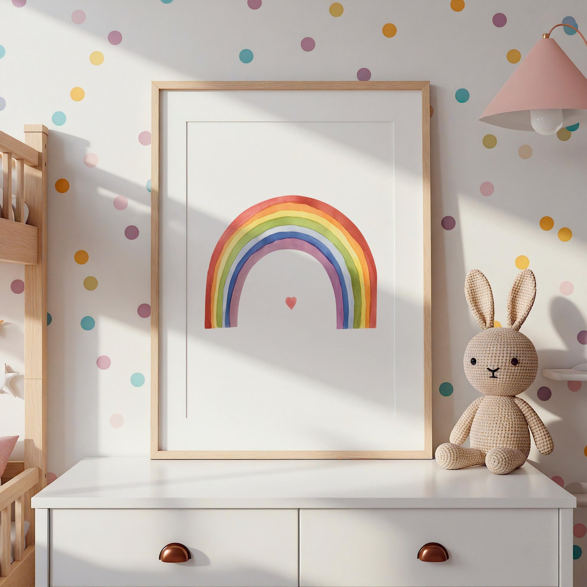 Poster Regenbogen A3, A4 & A5: Handgemaltes Regenbogenbild mit Herz auf einem weißen Regal, neben einem beigen Hasen, ideal für farbenfrohe Kinderzimmerdekoration.