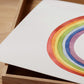 Poster Regenbogen A3, A4 & A5 zeigt ein handgemaltes, konzentrisches Regenbogenmotiv auf hochwertigem Naturpapier, ideal für Kinderzimmerdeko.