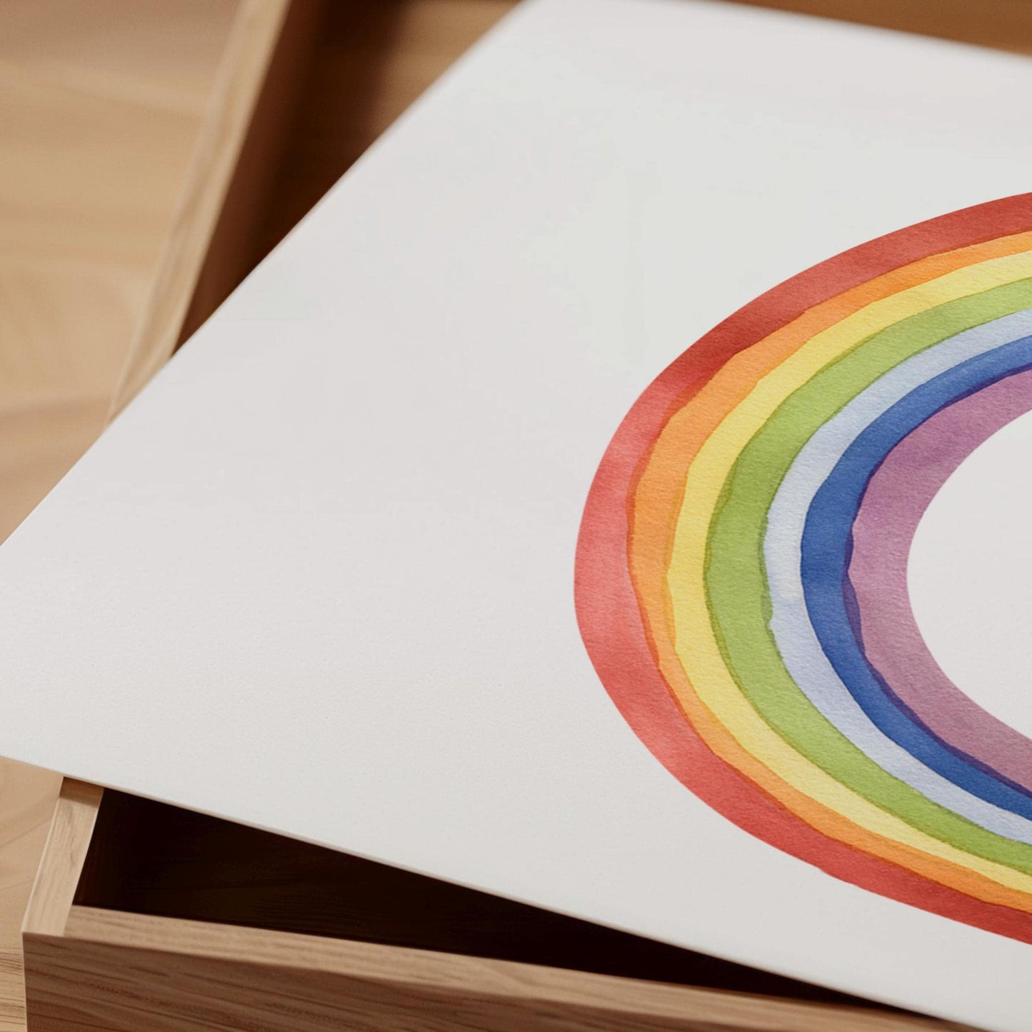 Poster Regenbogen A3, A4 & A5 zeigt ein handgemaltes, konzentrisches Regenbogenmotiv auf hochwertigem Naturpapier, ideal für Kinderzimmerdeko.