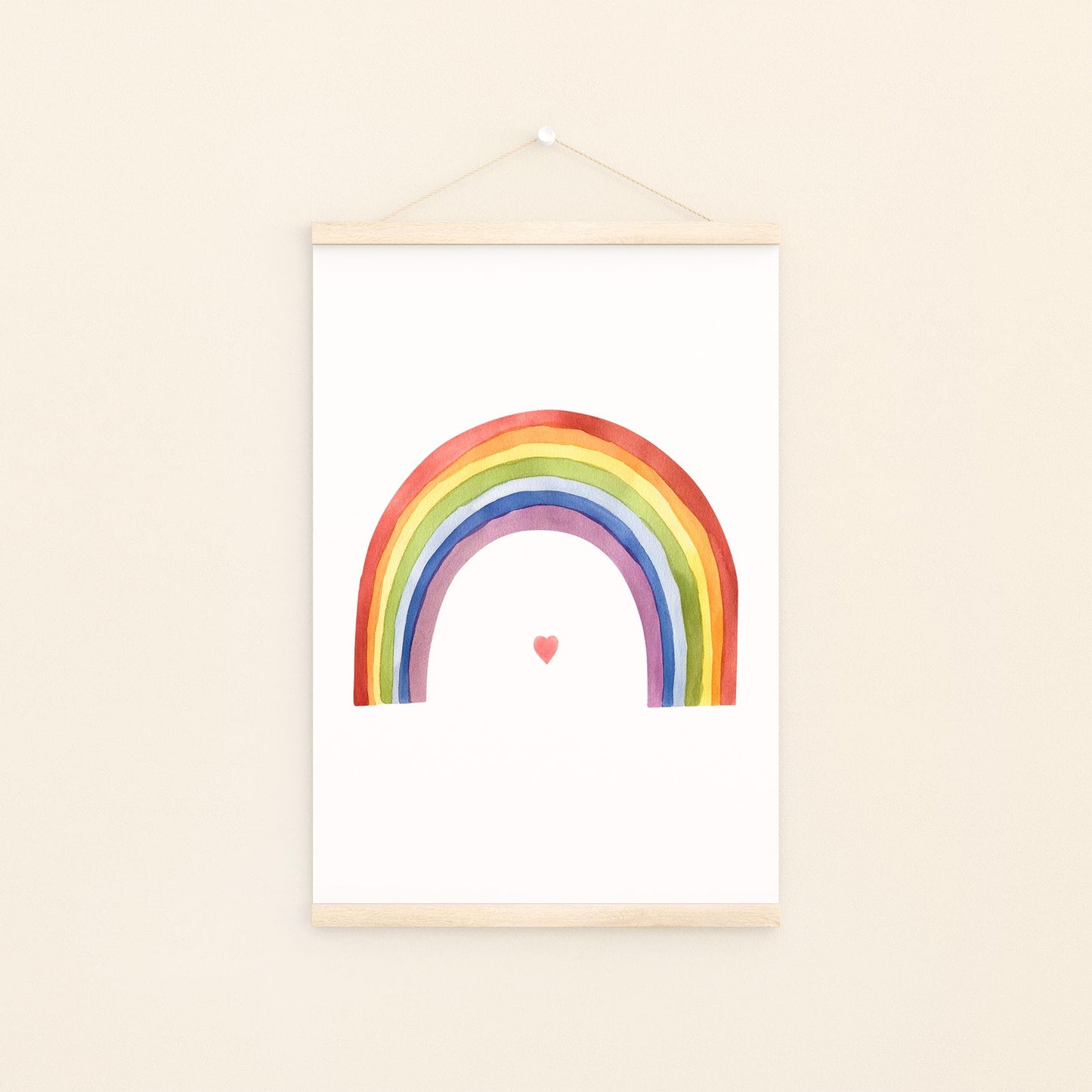 Poster Regenbogen A3, A4 & A5: Handgemaltes Kinderposter mit Aquarell-Regenbogen und kleinem roten Herz, ideal für Kinderzimmerdeko, auf hochwertigem 300g Naturpapier gedruckt.