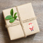 Geschenkbox mit Sticker Weihnachtsmann, handgemalt auf hochwertigem Vinyl, spritzfest und langlebig, verleiht Geschenken und Karten einen festlichen Touch.