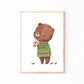Framed illustration eines kleinen, stehenden Bären im grünen Pullover mit Herbstblättern, Teil des Namensposter personalisiert 3er Set Waldtiere A5, A4 & A3.