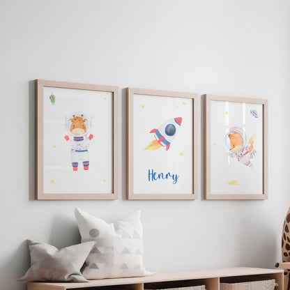 Namensposter personalisiert 3er Set: Astronauten A4 & A3, zeigt Giraffe, Rakete mit Name Henry und Fuchs im Weltraum, gerahmt im Kinderzimmer.