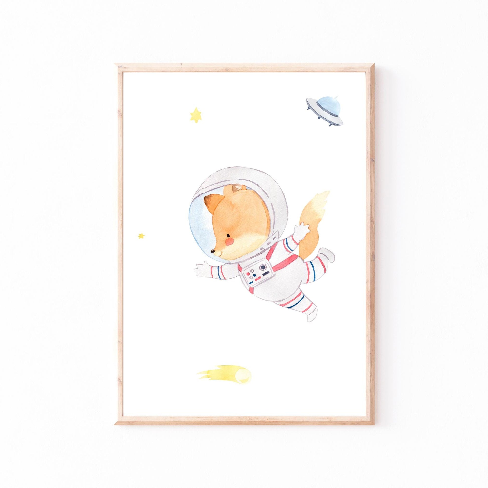 Namensposter personalisiert 3er Set: Astronauten A4 & A3 zeigt einen kleinen Fuchs im Astronautenanzug, umgeben von Sternen und einem UFO, auf weißem Hintergrund.