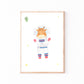 Namensposter personalisiert 3er Set: Astronauten A4 & A3 zeigt einen Baby-Giraffen-Astronauten mit gelben Sternen und kleinem Alien auf weißem Hintergrund. Perfekt fürs Kinderzimmer.