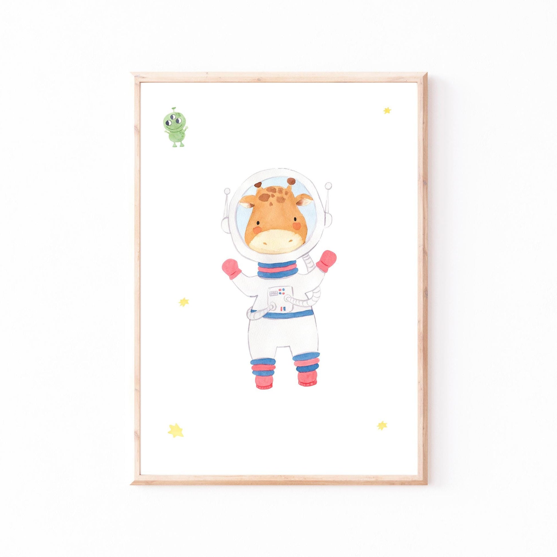 Namensposter personalisiert 3er Set: Astronauten A4 & A3 zeigt einen Baby-Giraffen-Astronauten mit gelben Sternen und kleinem Alien auf weißem Hintergrund. Perfekt fürs Kinderzimmer.