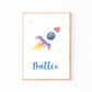 Namensposter personalisiert 3er Set: Astronauten A4 & A3 zeigt ein stilisiertes Raketen-Aquarell mit Matteo-Schriftzug, ideal als Kinderzimmer-Deko oder Geschenk.