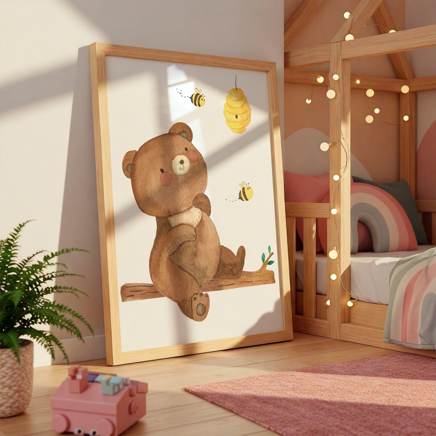 Namensposter personalisiert im 3er Set: Bären und Bienen, zeigt Bär und Bienen auf Ast, ergänzt pastellfarbenes Kinderzimmer mit Bett, Lichterkette, Teppich und Pflanze.