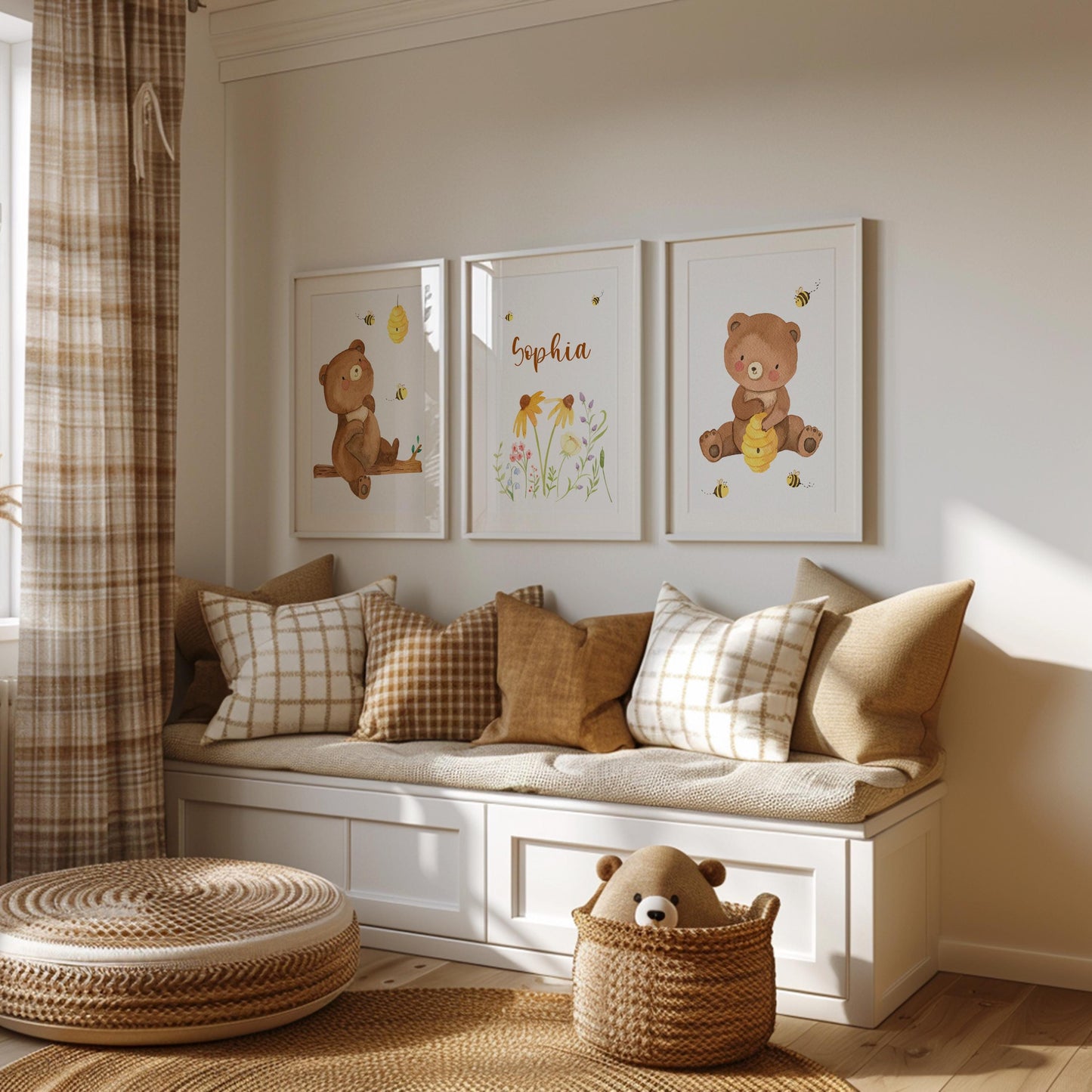 Namensposter personalisiert im 3er Set: Bären und Bienen A3 & A4 über einer gemütlichen Kinderspielecke mit Bank, Kissen, Pouf und Kuscheltierkorb.