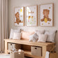 Personalisierte Namensposter im 3er Set: Bären, Bienen, Blumen auf Holzbank mit Kissen, darunter Körbe, neben Kuscheltier im Korb. Ideal für Kinderzimmer.